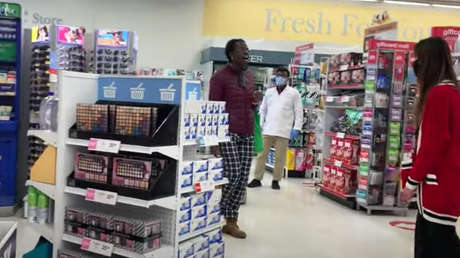 Mujer ataca a una empleada de una farmacia con técnicas de kung-fu tras pedirle que usara mascarilla