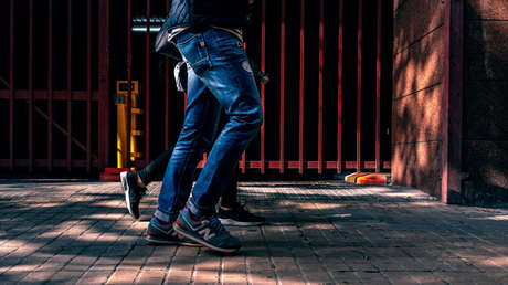 "Situación aterradora": Un hombre 'es engullido' por un agujero en la acera infestado de enormes ratas (VIDEO)