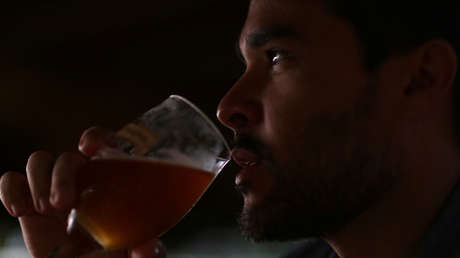 Transmite por Facebook cómo bebe cerveza al volante, minutos antes de chocar contra otro vehículo (VIDEO)