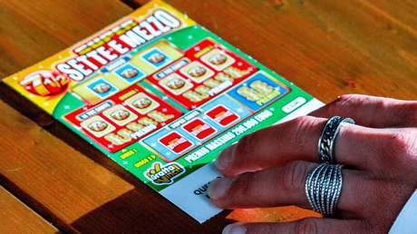 Gana el premio principal de una lotería instantánea gracias a un regalo de cumpleaños