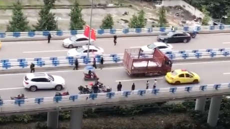 VIDEO: Lanza una lluvia de dinero desde su casa mientras está drogado y provoca un caos circulatorio