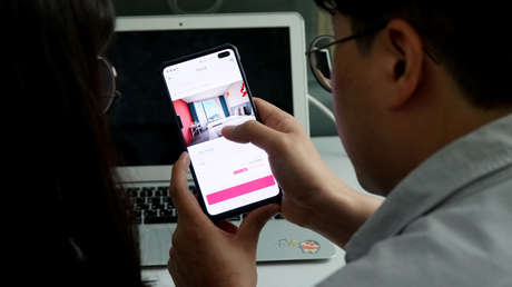 "Dile a mi mujer que no se puede reparar": Abre un móvil para arreglarlo y halla una nota que le plantea un dilema (VIDEO)