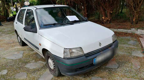 Conduce con un permiso de la 'República Menda Lerenda', se fuga de la Guardia Civil y dice que es diplomático al ser detenido