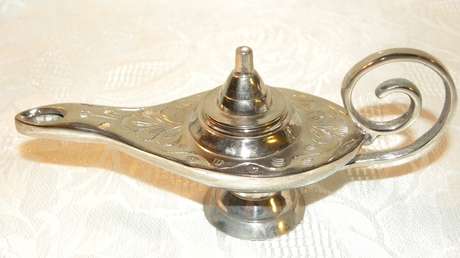 Un médico paga 40.000 dólares por una "lámpara de Aladdín" que le traería salud y riqueza