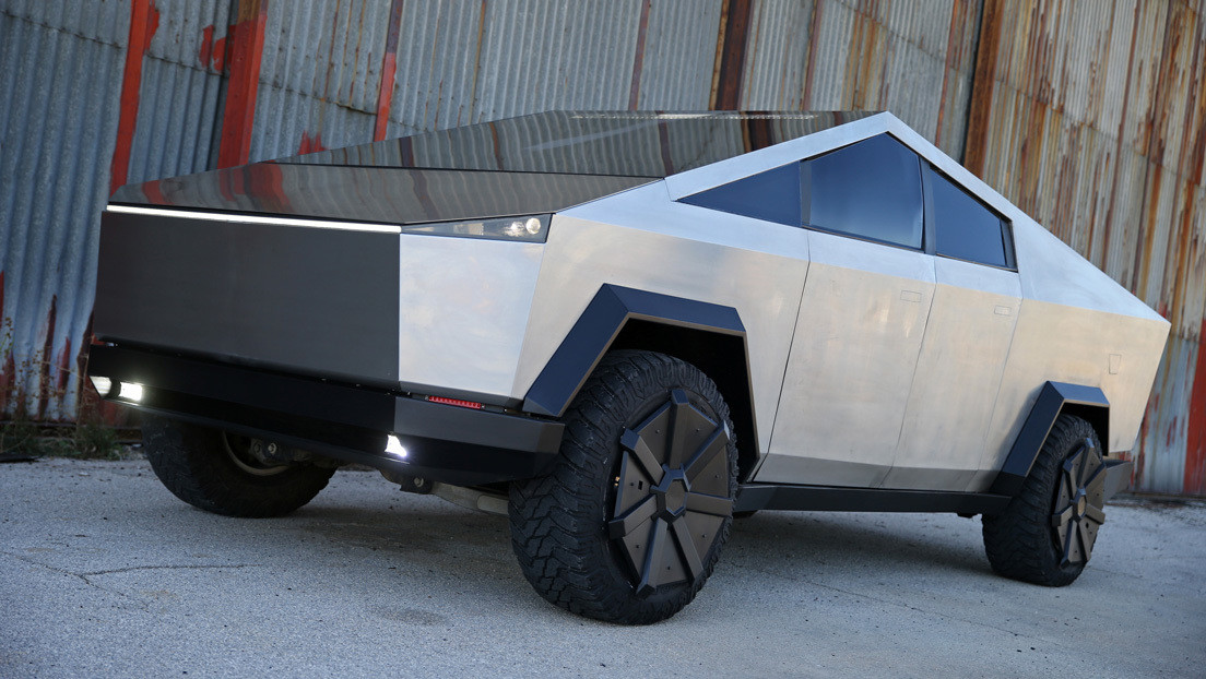 Elon Musk promete que Tesla dará a conocer el diseño actualizado de la Cybertruck "más o menos en un mes"