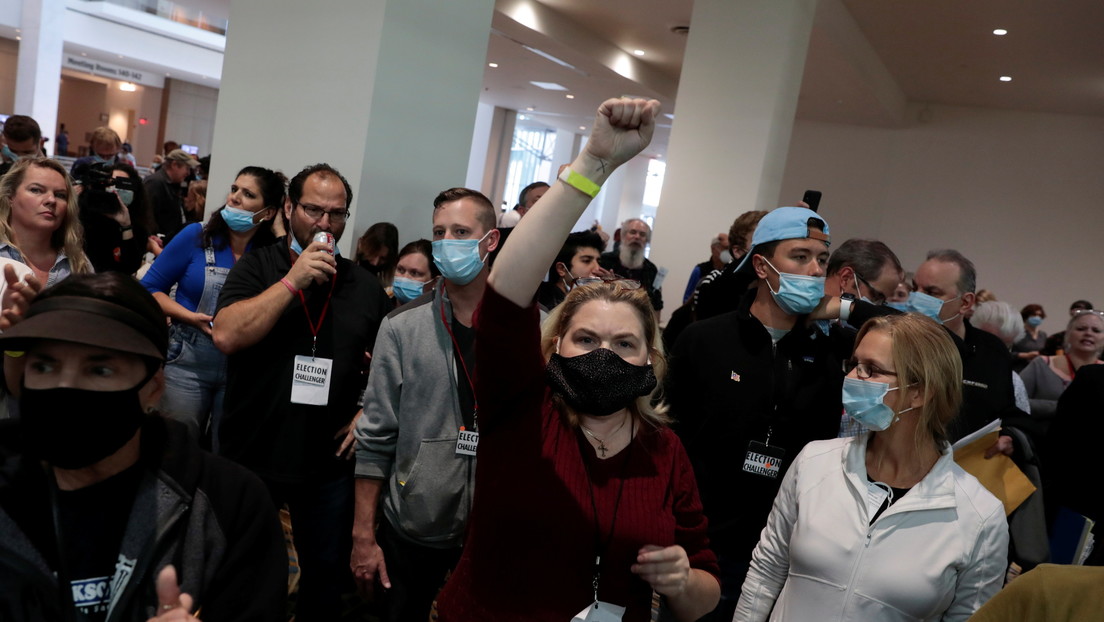 VIDEOS: Una multitud de manifestantes corea "paren el recuento" y trata de entrar en un lugar de escrutinio de votos en Míchigan