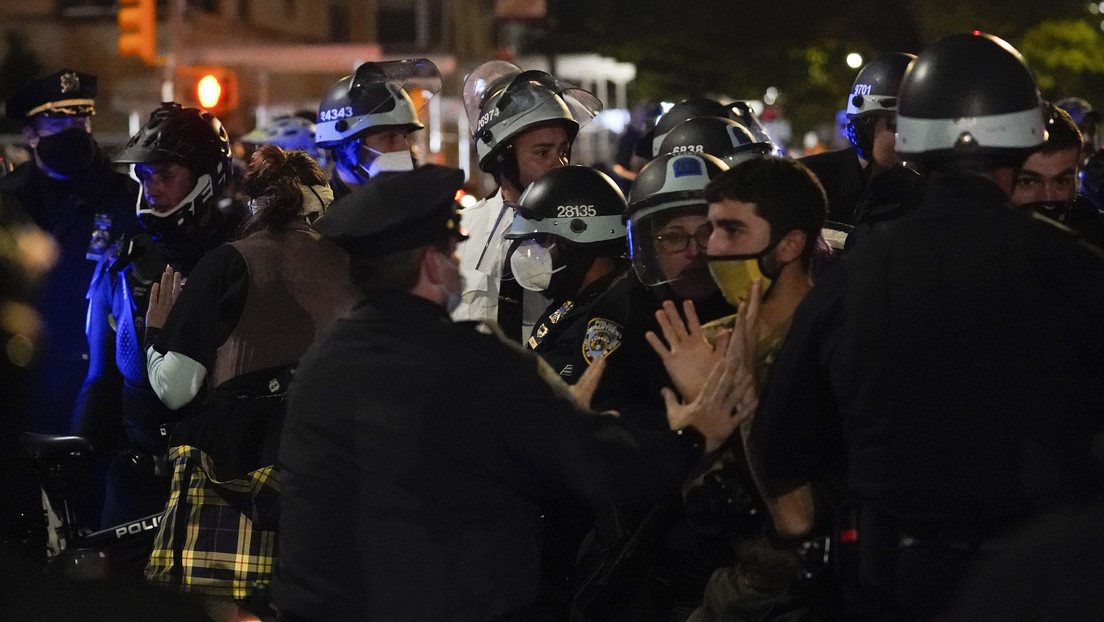 VIDEO: Mujer escupe a la cara de un policía, lo llama "fascista" y es arrestada en medio de protestas tras la jornada electoral en Nueva York