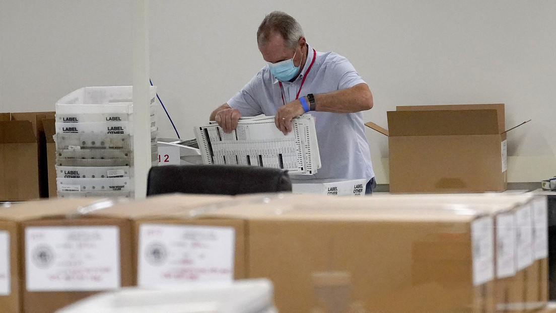 La campaña de Trump presenta una demanda por los votos no contados en Arizona