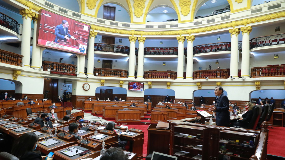 VIDEO: Golpean en la cara a un congresista peruano frente a las cámaras de prensa
