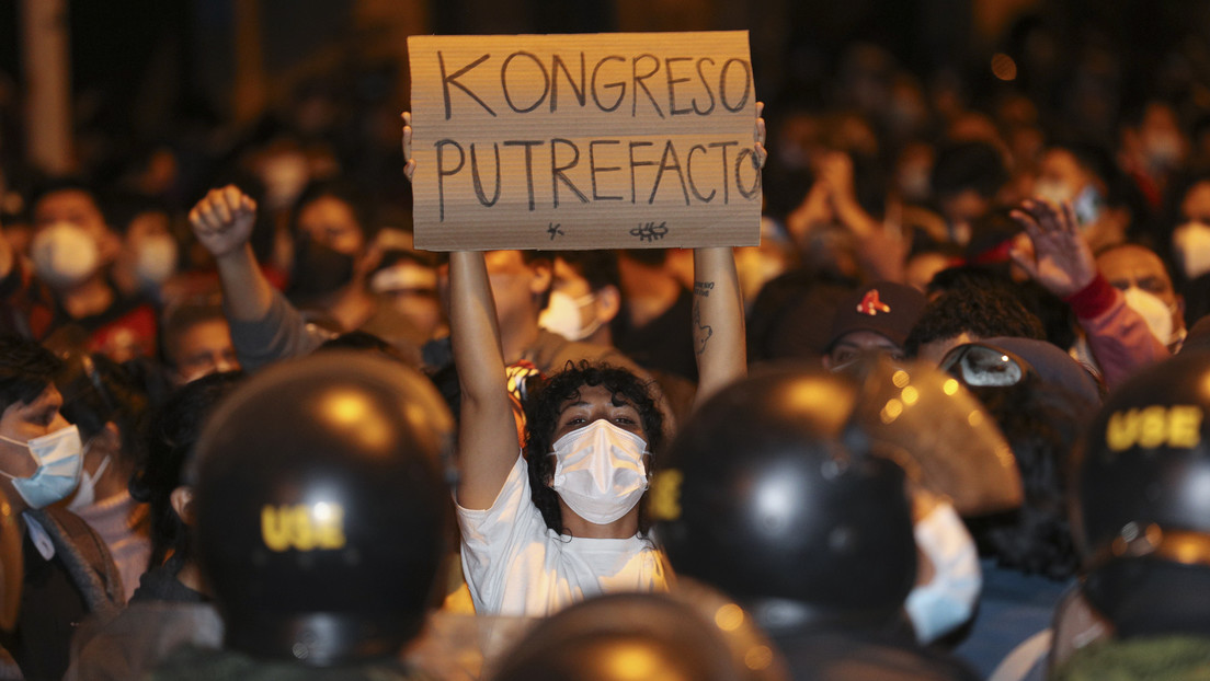 "Merino no me representa": Peruanos protestan contra la juramentación del nuevo mandatario y la destitución de Vizcarra (VIDEOS)