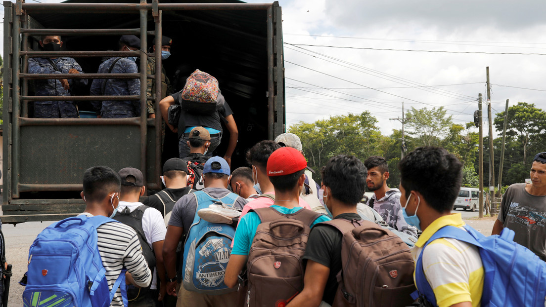 "Los llevamos a un campo de concentración y los quemamos como Hitler": Destituyen a profesor mexicano por sus comentarios sobre los migrantes (VIDEO)