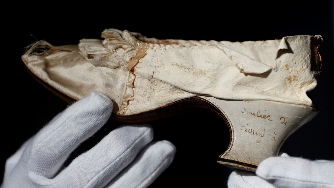 VIDEO: Subastan un "raro" zapato de seda que perteneció a María Antonieta
