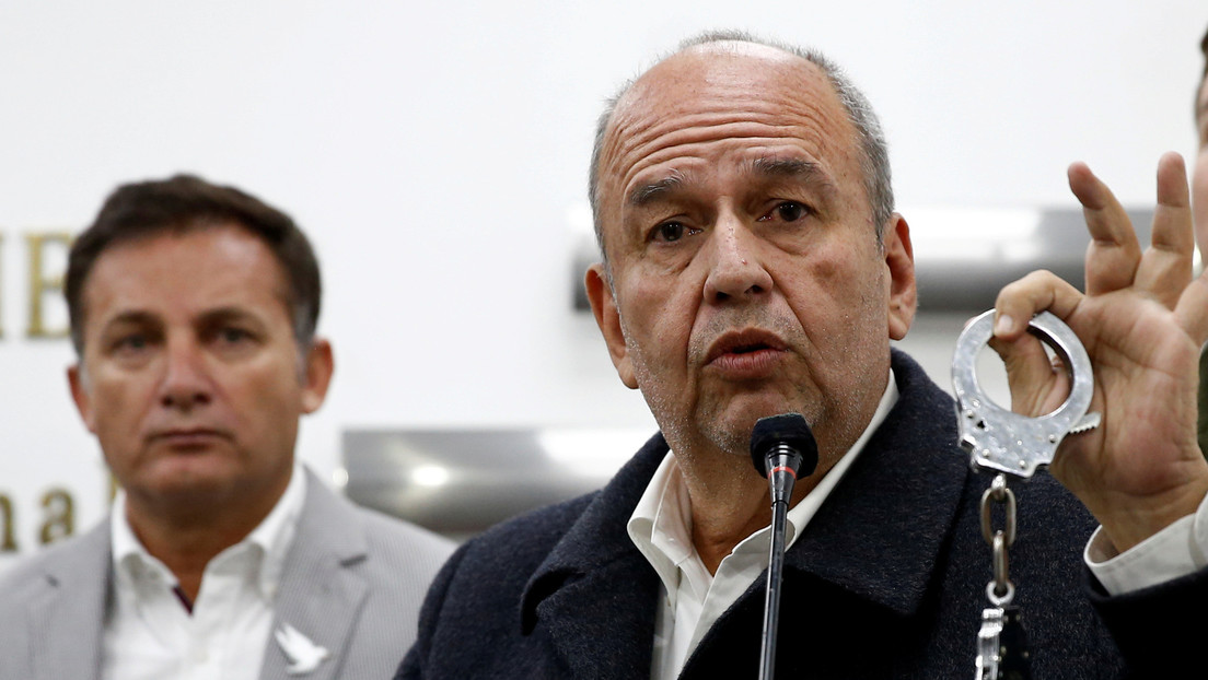 Emiten órdenes de captura contra los exministros de Gobierno y de Defensa bolivianos, por la compra de gases lacrimógenos con sobreprecio