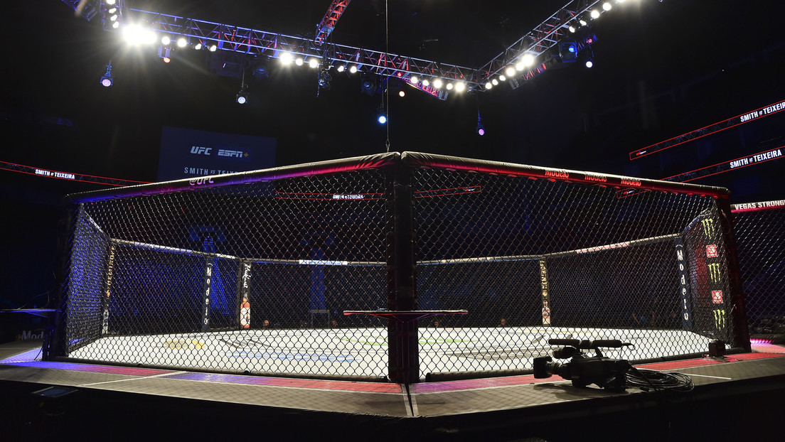 VIDEO: Luchador aficionado de MMA es noqueado hasta quedar inconsciente, pero el árbitro no para el combate y permite que siga recibiendo golpes