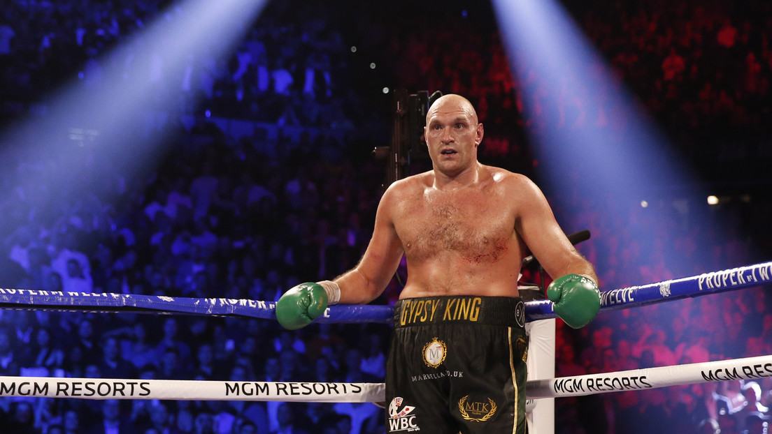 VIDEO: Tyson Fury le pega con tanta fuerza al saco que una parte del techo se le cae encima