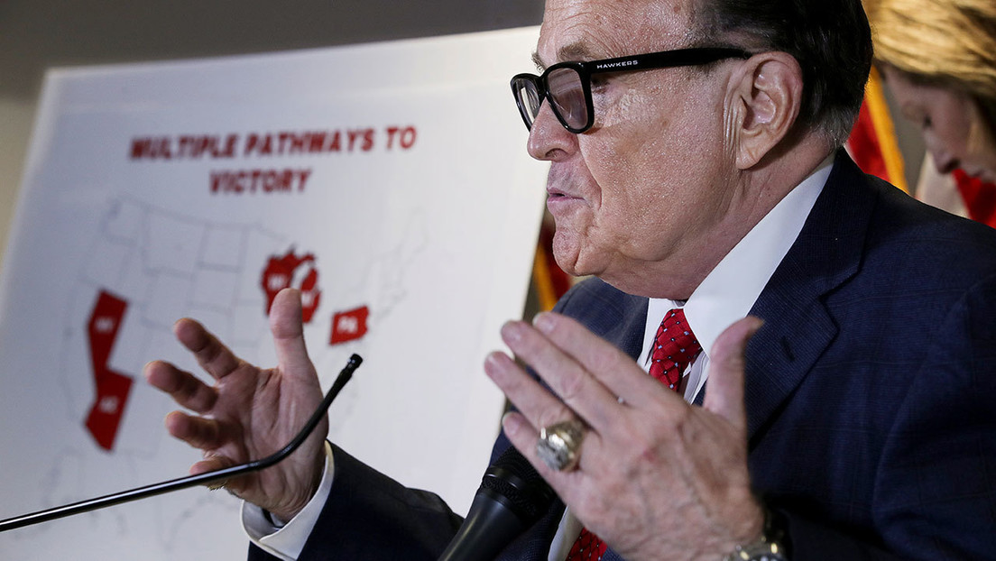 "Dinero comunista" y un software supervisado por el fallecido Hugo Chávez: la nueva explicación del equipo de Trump al "fraude" electoral en EE.UU.