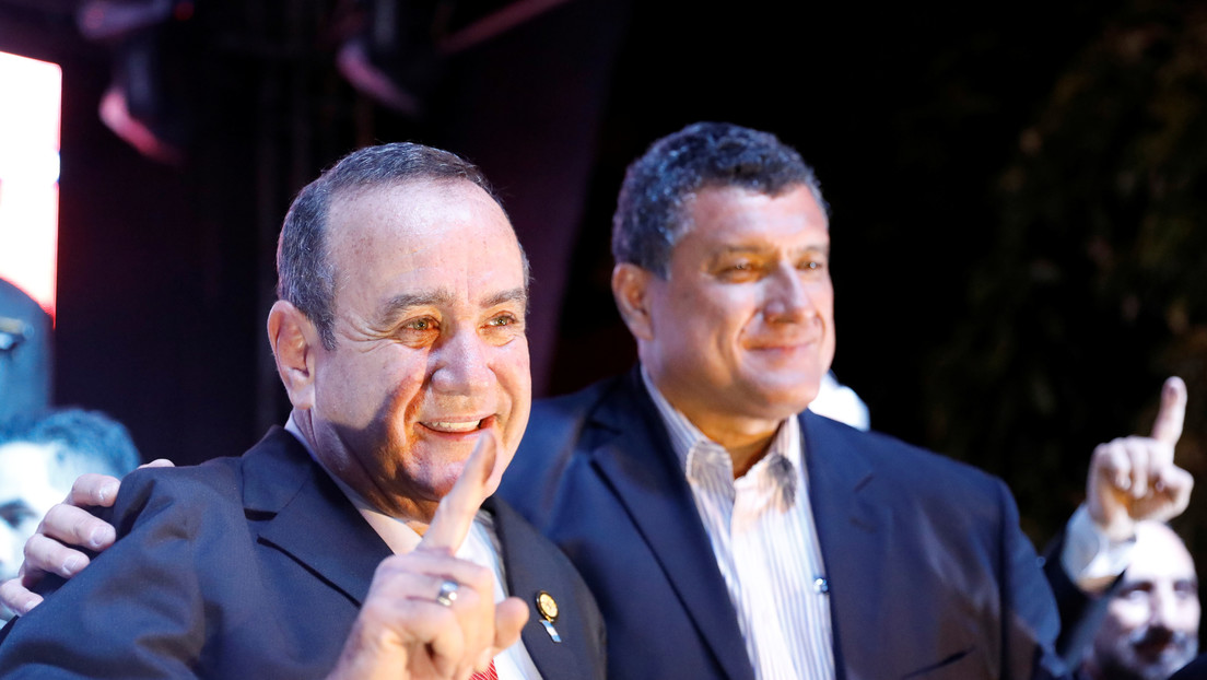 El vicepresidente de Guatemala solicita al presidente la renuncia irrevocable de ambos por condiciones "insostenibles" para continuar