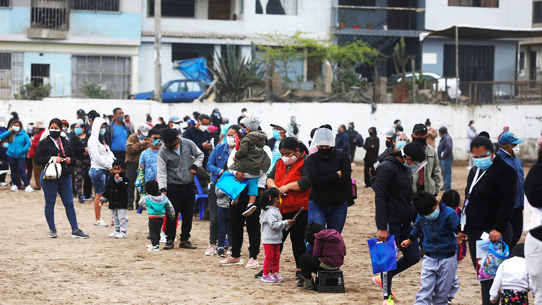 La OMS afirma que hay un riesgo real de que los pobres y vulnerables sean "pisoteados en la estampida por las vacunas"
