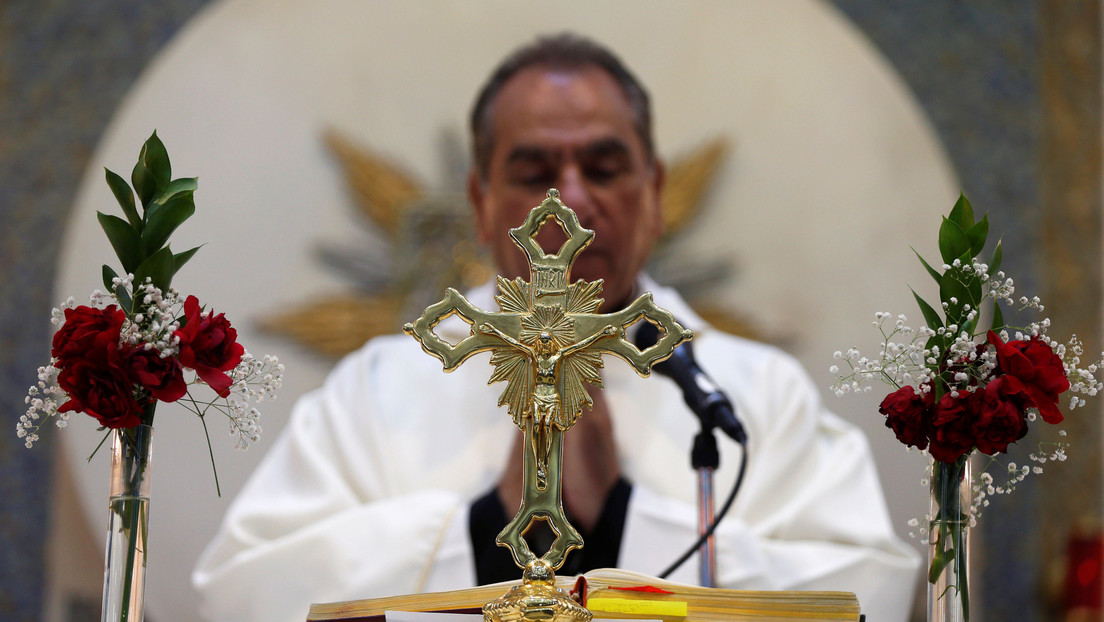 "Jesús era alegre": Un sacerdote brasileño se desternilla de la risa durante una misa virtual y se vuelve viral (VIDEO)