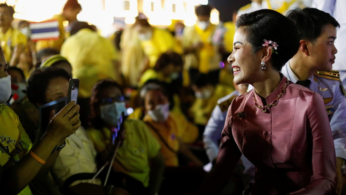 ¿Intrigas en la familia real de Tailandia? Se filtran fotos "explícitas" de la concubina oficial del rey