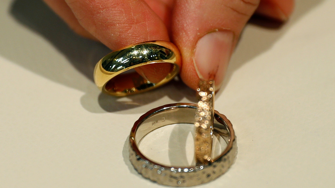 Rescatistas recuperan los anillos de boda de una pareja de migrantes en medio del Mediterráneo