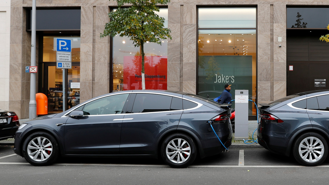 Elon Musk promete una autonomía de 1.000 kilómetros para el camión Tesla Semi y sugiere el lanzamiento de un 'hatchback' compacto para Europa