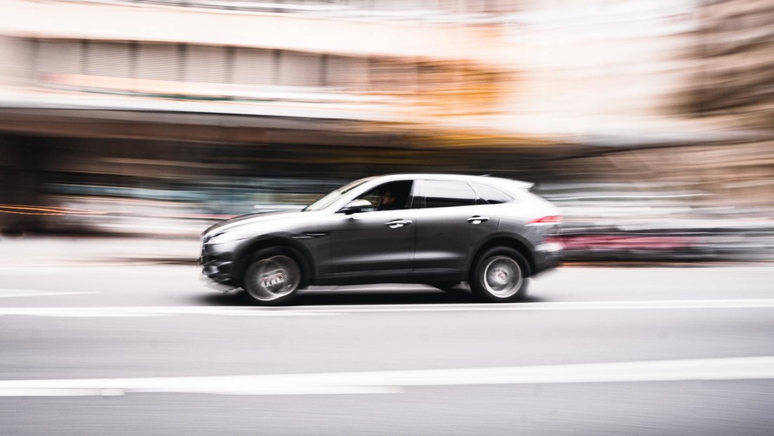 Un menor roba el coche de un presentador del clima durante una transmisión en vivo (VIDEO)