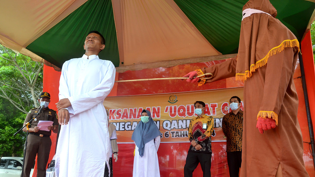 Violador de menores se desmaya mientras es azotado 146 veces en Indonesia