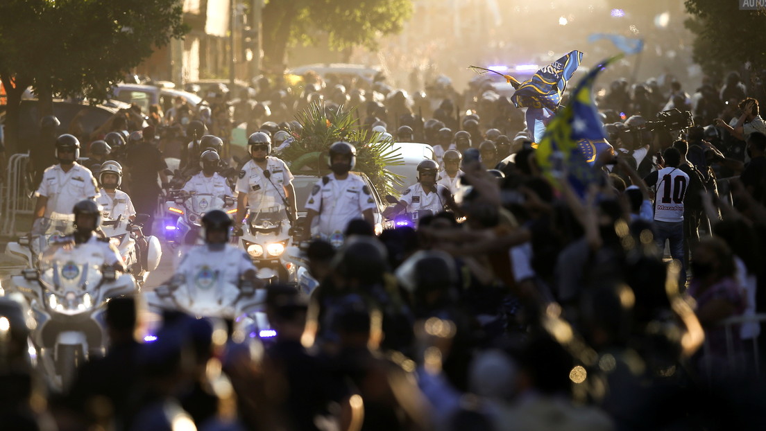 Clima de tribuna, represión y llanto: El desmesurado (y masivo) adiós de Argentina a Diego Maradona