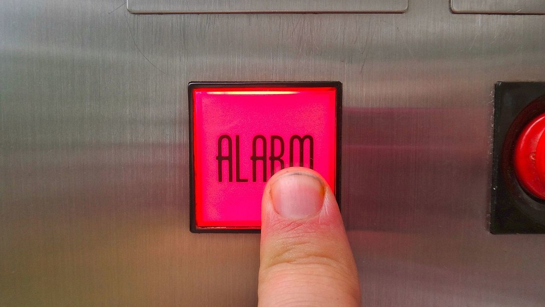 Provoca un incendio en un ascensor y se salva de milagro (VIDEO)