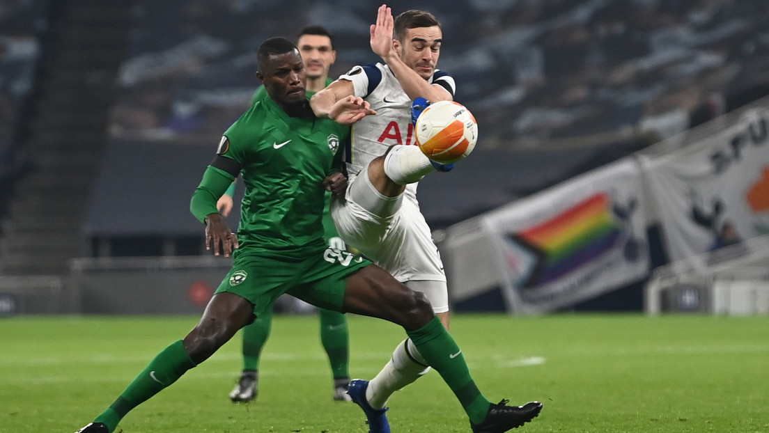 VIDEO: Futbolista marca un sorprendente gol desde casi media cancha y admite que fue pura casualidad