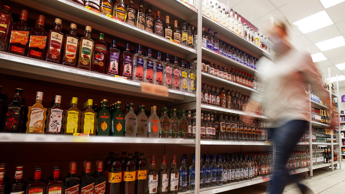 VIDEO: Una mujer enloquece en un supermercado y rompe cientos de botellas de bebidas alcohólicas