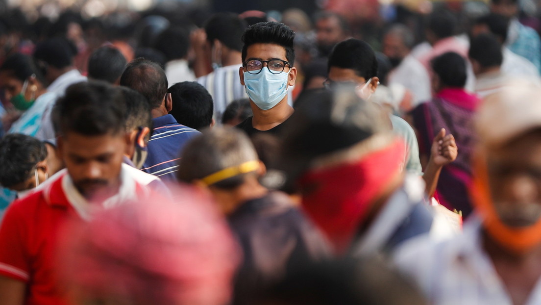 Un voluntario de la vacuna de AstraZeneca en la India presenta una demanda por desarrollar una "reacción adversa"