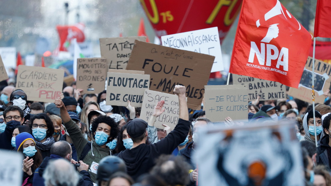 Policías golpean violentamente en la cara a un periodista sirio durante las protestas en París