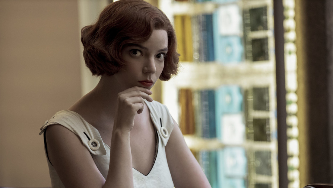 La Red se llena de memes para imaginar lo que ve la protagonista de la serie 'Gambito de dama' cuando mira el techo