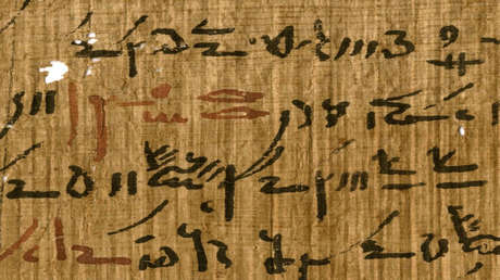Científicos descifran los "secretos ocultos" de la tinta negra y roja de los papiros egipcios