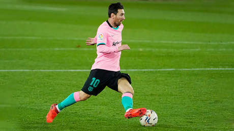 VIDEO: Messi casi golpea con la pelota al árbitro adrede y es sancionado con una amarilla