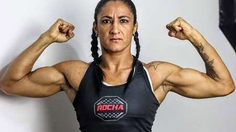 Una luchadora de MMA sufre una espantosa fractura de brazo durante su combate (FUERTES IMÁGENES)