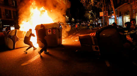 VIDEO: Un pianista callejero toca con tranquilidad en Barcelona con disturbios y llamas a su espalda