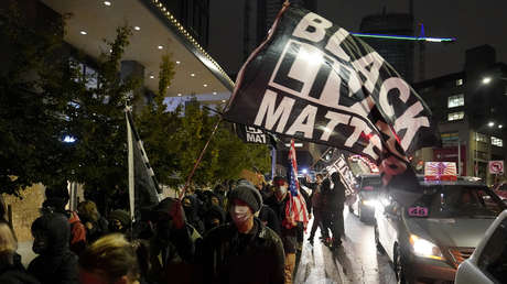 VIDEO: Marcha de Black Lives Matter en Seattle durante el conteo de votos en EE.UU.
