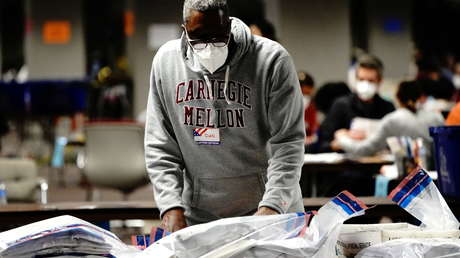 La campaña de Biden tacha de "indignantes" los comentarios de Trump sobre el frenar el conteo de votos y promete oponerse a tales intentos