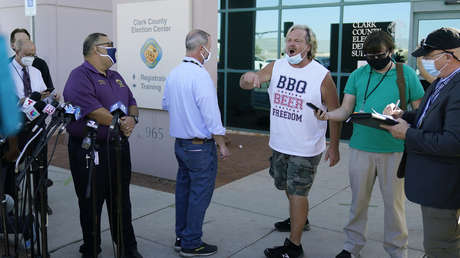 VIDEO: Interrumpe una rueda de prensa sobre las presidenciales y grita que "la familia criminal de Biden está robando la elección"