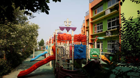 VIDEO: Vigilante escolar atrapa 'a mano limpia' en el aire y salva a un menor que saltó desde el tercer piso de un jardín de infancia