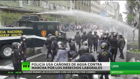 La Policía peruana usa cañones de agua contra una marcha por los derechos laborales en Lima