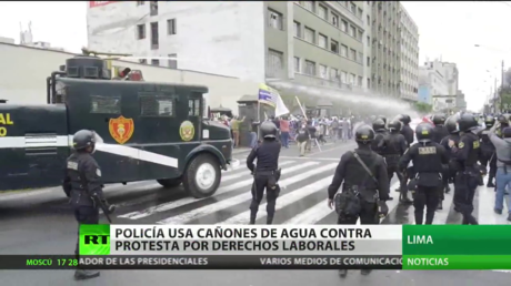 Policía usa cañones de agua contra una protesta por derechos laborales en Perú