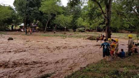 VIDEO: El momento en que colapsa un puente en Honduras debido a un río desbordado por las lluvias de Eta