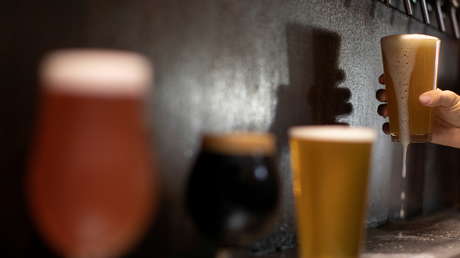 No pudieron vender la cerveza a causa del coronavirus y la convirtieron en ginebra