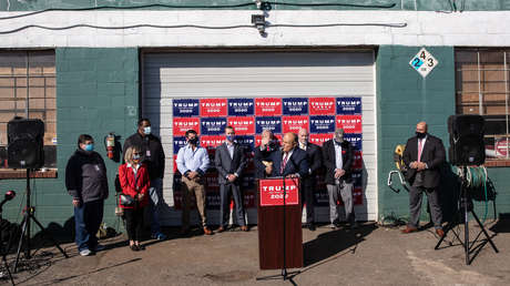 Trump anuncia una rueda de prensa de su campaña en Four Seasons, pero no resulta ser el hotel de lujo, sino una pequeña tienda de jardinería