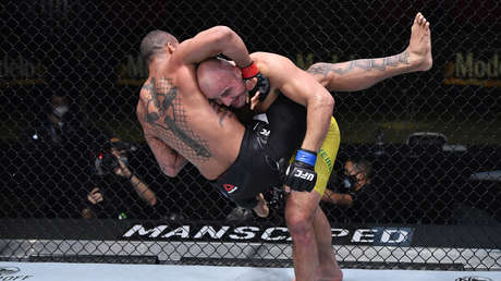 Glover Teixeira somete a su rival con un brutal estrangulamiento y se abre el camino a la pelea por el cinturón de la UFC a los 41 años