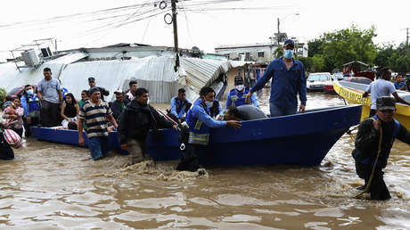 Buscan víctimas de deslizamientos de tierra tras el paso de la tormenta Eta en Guatemala y estiman que alrededor de 100 personas siguen enterradas